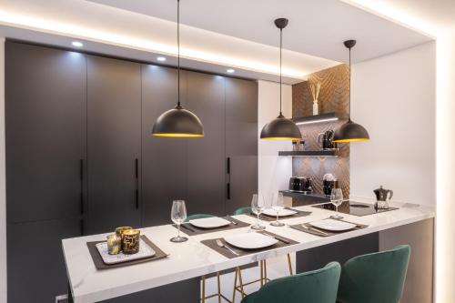 MARBELLA BANUS SUITES - Marbella Marina Banus, Deluxe Apartment, 2BDM-2BHT, Balcony Terrace with Sea and Sunrise Views, Walk Dist-1min to El Corte Ing Luxury Shop & 3min to The Beach, Ideal for Families