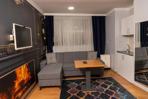 uma sala de estar com um sofá e uma lareira em Heraldic Room Hotel em Esenyurt