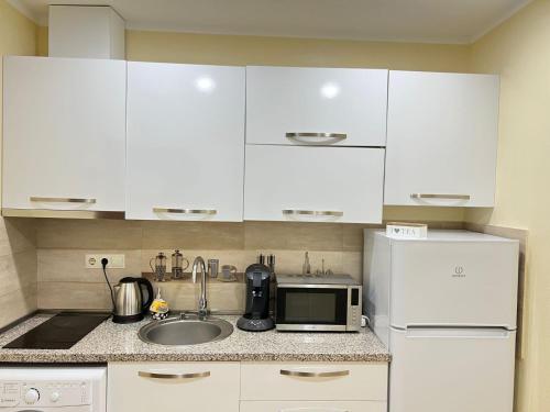 Η κουζίνα ή μικρή κουζίνα στο Aparthotel Holiday Lux Batumi