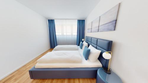Postel nebo postele na pokoji v ubytování ALON HOMES Vienna - Premium City Center Apartments