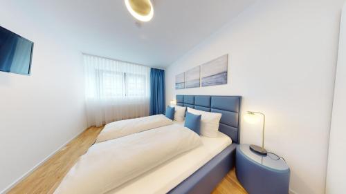 Dormitorio pequeño con 2 camas y lámpara en ALON HOMES Vienna - Premium Apartments City Center - Contactless Self-Check-In, en Viena