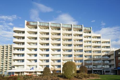 een groot wit appartementencomplex met balkons bij Lord Nelson Nr 305 in Cuxhaven