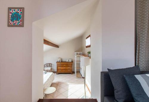- un salon avec un canapé et une chambre dans l'établissement Superbe appartement dans le coeur de la ville, à Antibes