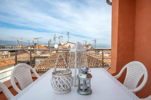 d'une table blanche avec des chaises et un vase sur le balcon. dans l'établissement Superbe appartement dans le coeur de la ville, à Antibes