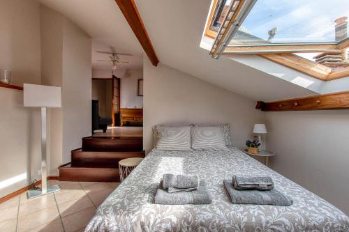 une chambre avec un lit avec deux serviettes dessus dans l'établissement Superbe appartement dans le coeur de la ville, à Antibes