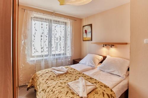 małą sypialnię z łóżkiem z oknem w obiekcie Żeromskiego 5 by Baltic Home w Świnoujściu