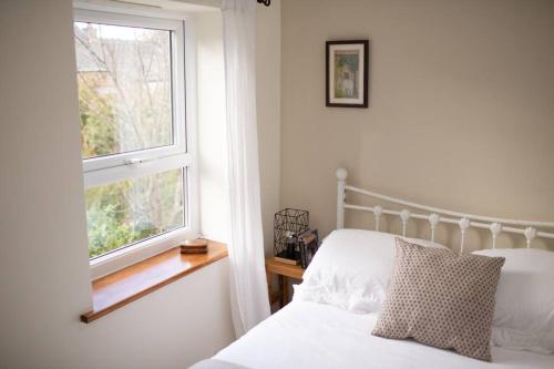 Llit o llits en una habitació de Family-friendly Cottage in the heart of St Columb