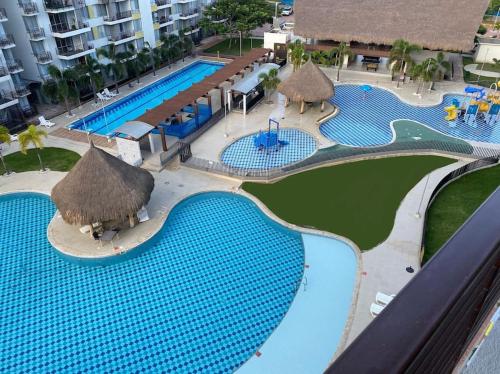 eine Aussicht auf einen Pool in einem Resort in der Unterkunft Condo La Aldea 2 Hab. Vista Única. Muy Tranquilo in Ricaurte
