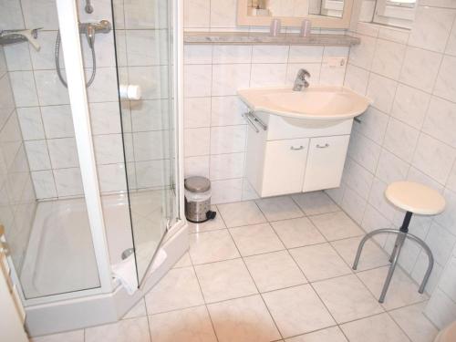 ein weißes Bad mit einem Waschbecken und einer Dusche in der Unterkunft Vacation home Fussen in Füssen