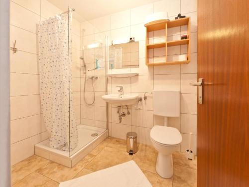 uma casa de banho com um WC, um lavatório e um chuveiro em Holiday home Reichenbach em Bayerstetten