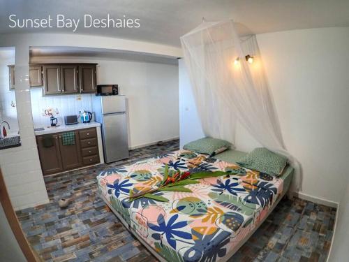 uma cozinha e um quarto com uma cama num quarto em Studio Sunset Bay Deshaies em Deshaies