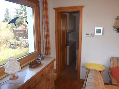 eine Küche mit einem Fenster, einem Waschbecken und einem Tisch in der Unterkunft Holiday home Karwendel in Füssen