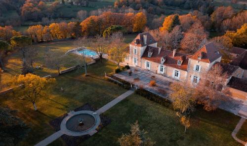 an aerial view of a large house with a yard at Ecrin de Lumière in Campsegret