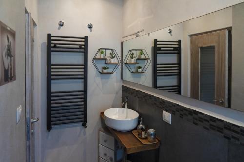 baño con lavabo y 3 espejos en SantaBarbara, en Meleto