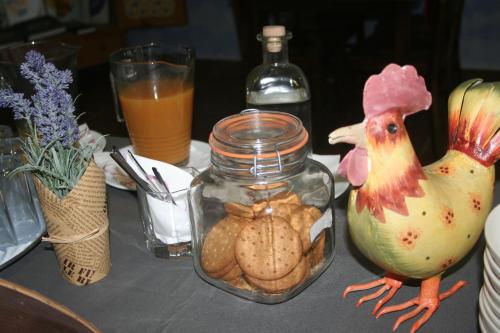 un tavolo con un barattolo di biscotti e un pollo giocattolo di Hotel del Mar a Sant Feliu de Guíxols