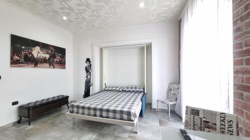 Habitación blanca con cama y espejo en Hollywood Apartment, en Capoliveri