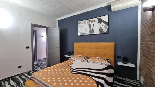 1 dormitorio con cama y pared azul en Diaboliko Apartment, en Capoliveri