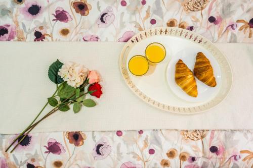 ein Teller mit zwei Eiern und Blumen auf einem Tisch in der Unterkunft Lavish 2- bedroom Flat with Free Parking in Birmingham