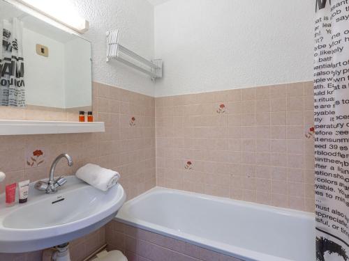 une salle de bain avec un lavabo, une baignoire et des toilettes dans l'établissement Studio cosy proche des pistes, balcon Sud/Est, navette, local à skis – Val-d'Isère - FR-1-694-86, à Val dʼIsère