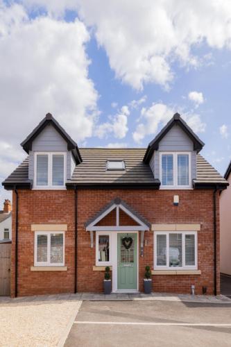 クリーソープスにあるCleethorpes Holiday Home SLEEPS 6の赤レンガ造りの家