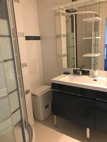 Zdjęcie z galerii obiektu Chambre de luxe 95 Grise w mieście Deuil-la-Barre