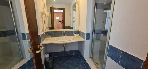 A bathroom at Apartment at domina coral bay aquamarine , resort spa e casino'