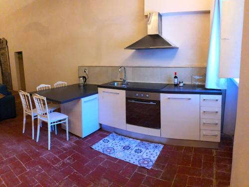 a kitchen with a sink and a table with chairs at Allegra Toscana - Affittacamere Guest house Arezzo in Arezzo