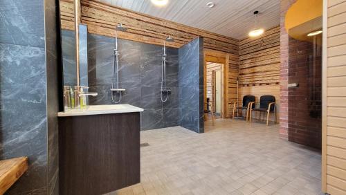 uma casa de banho com um chuveiro e um lavatório. em Kildu külalistemaja em Kildu
