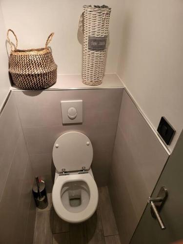 - une petite salle de bains avec toilettes et 2 paniers dans l'établissement Charmant T2 55m2 4P [Circuit du Castellet /Plages], au Beausset