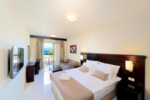 Un ou plusieurs lits dans un hébergement de l'établissement Blue Waves Resort
