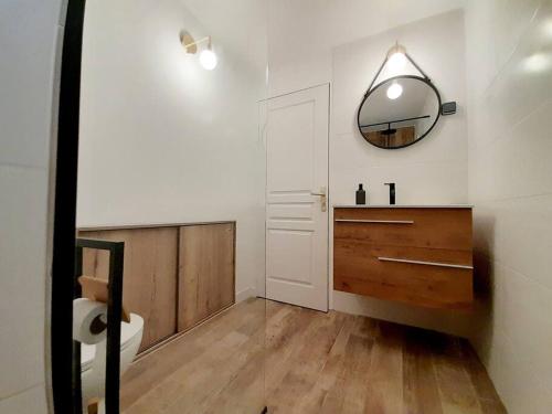 a bathroom with a sink and a mirror at Studio56 - Logement Design et Cosy à Etang Salé in Étang-Salé