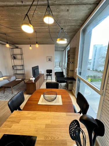 une salle à manger avec une grande table et des chaises en bois dans l'établissement LEs Écrins de St Louis, à Brest