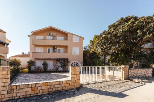 un edificio con una recinzione di fronte di Villa Porta a Biograd na Moru