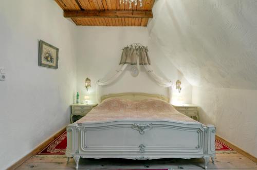 a bedroom with a white bed in a attic at Nordpalais vor Sylt in Emmelsbüll-Horsbüll