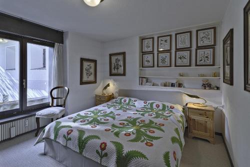 - une chambre avec un lit et une fenêtre dans l'établissement Apartment in the heart of Celerina with garden, à Celerina