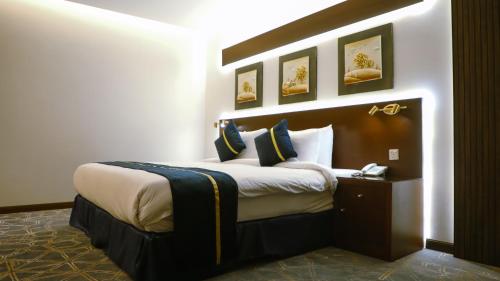 a hotel room with a large bed in a room at فندق سنبات بلاتينيوم in Jazan