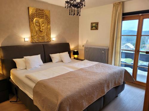 een slaapkamer met een bed met een gouden kop aan de muur bij Villa Hubertus in Feldberg
