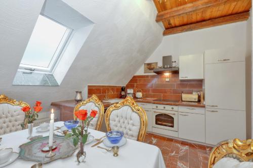 a kitchen with a table and chairs and a window at Nordpalais vor Sylt in Emmelsbüll-Horsbüll
