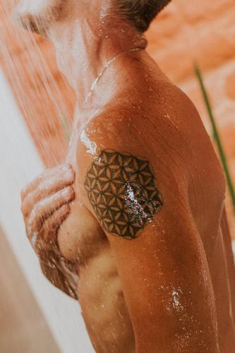 a man with a tattoo on his arm at Vila Toá in Alto Paraíso de Goiás