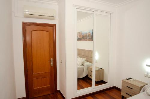 pokój z drzwiami i pokój z kanapą w obiekcie Casa del Patio Andaluz w Maladze