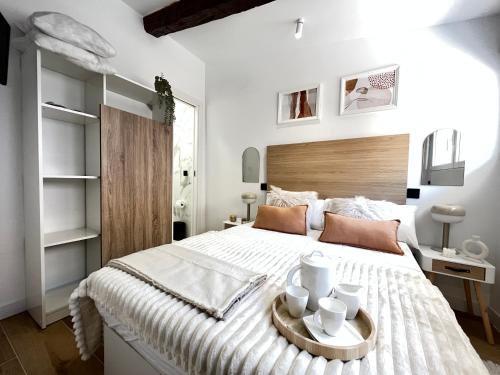 una camera con un grande letto con testiera in legno di Encantador Tirso Molina Exterior Mesón a Madrid
