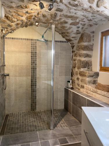 une salle de bain avec douche et lavabo dans l'établissement Le Mazet, Parc Naturel Régional des Monts d'Ardèche, à Silhac