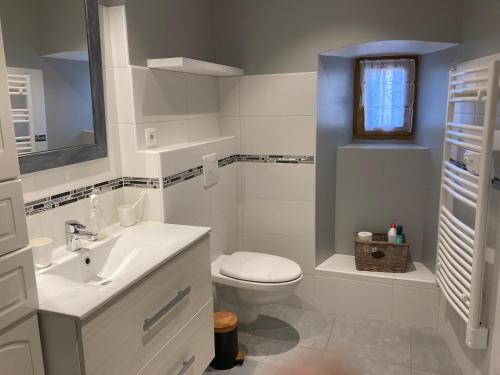 une salle de bain blanche avec des toilettes et un lavabo dans l'établissement Le Mazet, Parc Naturel Régional des Monts d'Ardèche, à Silhac