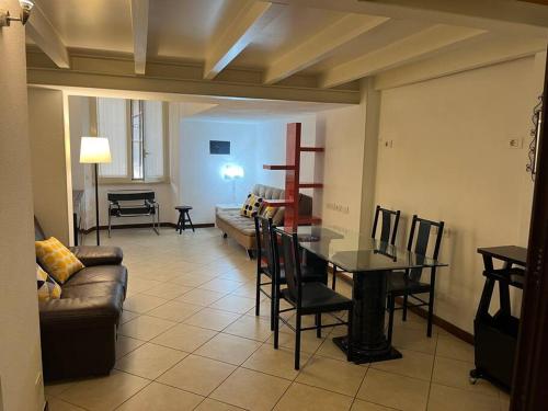 - un salon avec une table et un canapé dans l'établissement Casa vacanza al Bastione di Saint Remy, à Cagliari