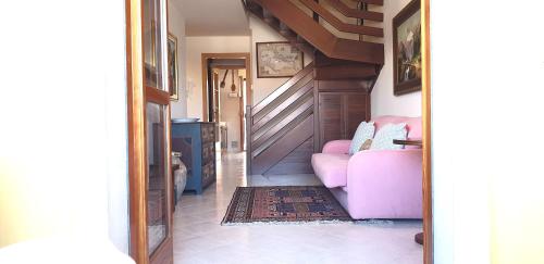 a living room with a pink couch and a rug at Charming apartment & parking by ANTHEA HOMES in Grado