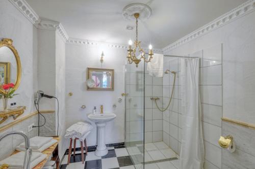 a bathroom with a shower and a sink at Nordpalais vor Sylt in Emmelsbüll-Horsbüll