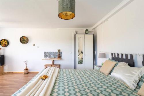 a bedroom with a large bed in a room at Alojamento - Apartamento ou quarto - Estacionamento à porta in Arruda dos Vinhos