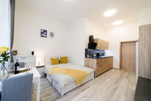 Schlafzimmer mit einem Bett, einem TV und einem Schreibtisch in der Unterkunft New apartments near Dancing house in Prag