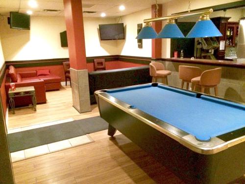 Τραπέζι μπιλιάρδου στο Barriere Motor Inn-BMI