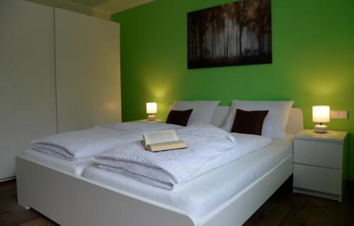 Postel nebo postele na pokoji v ubytování Am Quellenhäuschen